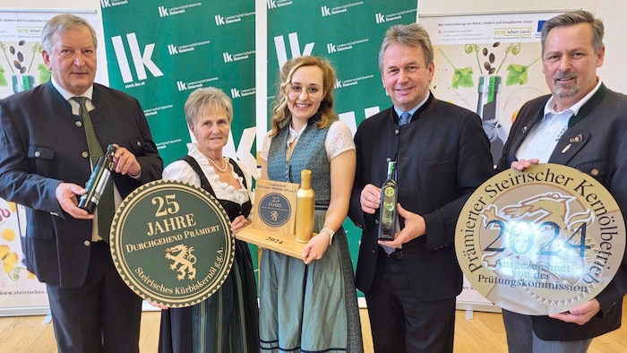 Erzeugerchef Franz Labugger, Claudia Großschädl, Elke Hahn, LK-Chef Franz Titschenbacher, Reinhold Zötsch, GF Gem. Steirisches Kürbiskernöl (v. li.)