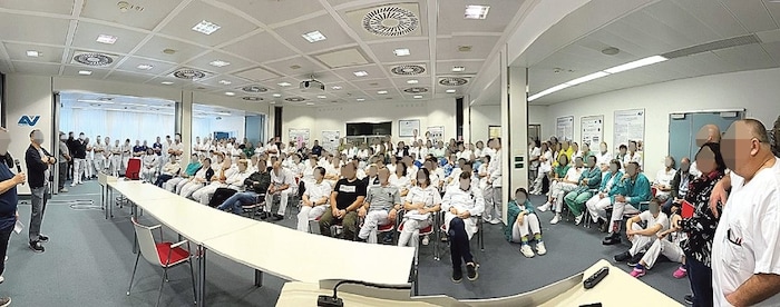 At the spontaneous works meeting, the staff expressed their willingness to go on strike.