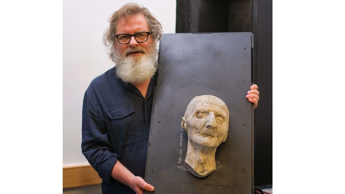 Not everyone's cup of tea: Peter Androsch with Bruckner's death mask
