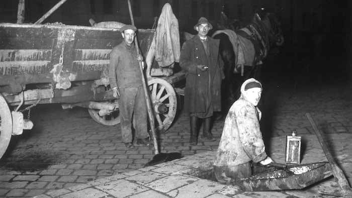 Kanalräumer mit Pferdefuhrwerk, Mistschaufel und Laterne in den 1920er Jahren