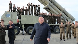 Nordkoreas Diktaro Kim Jong Un grinst, während die Vorbereitungen auf einen Atomschlag laufen. (Bild: KCNA VIA KNS / AFP / picturedesk.com)
