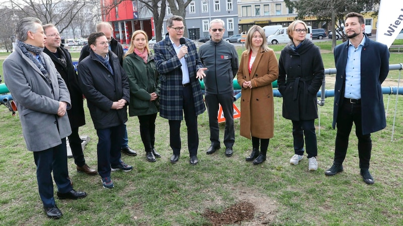 Klimastadtrat Czernohorszky präsentierte das Monsterprojekt mit Wien-Kanal-Direktor Ilmer, allen beteiligten Bezirkschefs und Vertretern der rot-pinken Stadtkoalition. (Bild: Martin Jöchl)