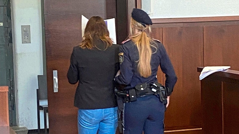 The accused mother before the verdict at Krems District Court. (Bild: Anja Richter)