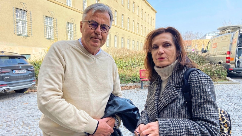 „Das war eine fortgesetzte Folter“, sagt Psychiater Peter Hofmann - im Bild mit Verteidigerin Astrid Wagner. (Bild: Anja Richter)