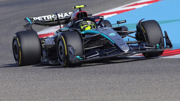 Lewis Hamilton sets the fastest time in the second practice session in Bahrain. (Bild: APA/AFP/Giuseppe CACACE)