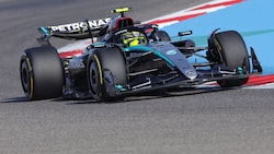 Lewis Hamilton holt sich die Bestzeit im zweiten Training von Bahrain. (Bild: APA/AFP/Giuseppe CACACE)