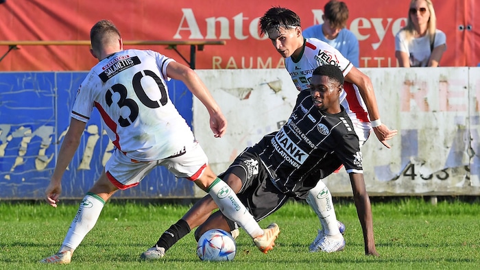 Nsandi (Mi.) und der ASK befinden sich wie die WAC Amateure im Abstiegskampf.