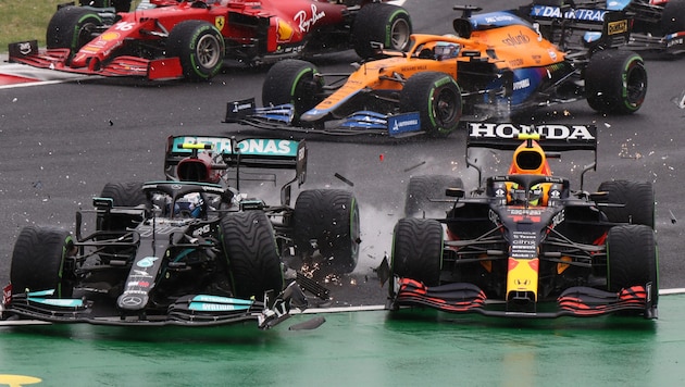 Lewis Hamilton (li.) und Max Verstappen (Bild: AFP)