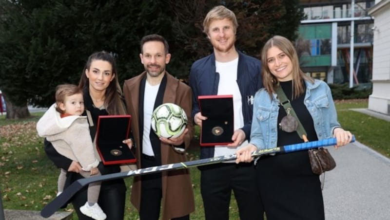 Delighted with the medals of honor from the state of Carinthia. Koch with his sweetheart Ivana &amp; son Noah (left) and Hinteregger and his Corina (right). (Bild: Kuess)