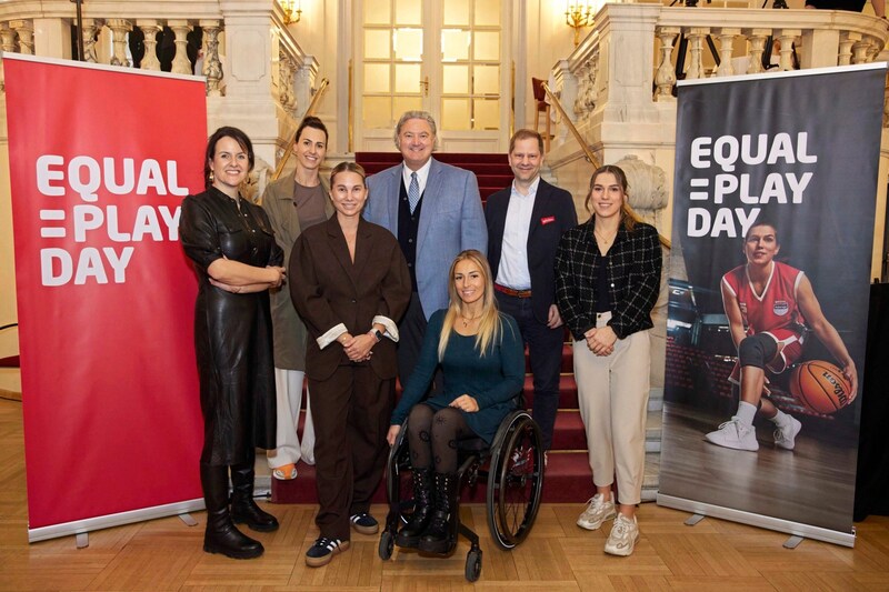 Schnaderbeck (top left) was a star guest at the Haus des Sports. (Bild: APA Fotoservice/ Ben Leitner/ win2day)