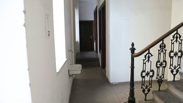 Az elkövetők állítólag többek között ebben a lépcsőházban támadtak a védtelen lányra. (Bild: Jöchl Martin/Martin Jöchl)