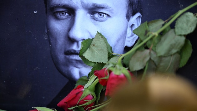 Nawalnys Unterstützer und auch viele internationale Beobachter sind sich einig, dass von einer „natürlichen“ Todesursache, wie es auf dem Totenschein heißen soll, nicht die Rede sein kann. (Bild: APA/AFP)