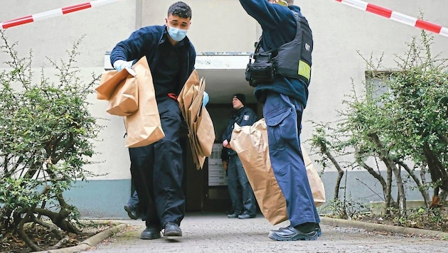 Beamte stellten Waffen sicher. (Bild: EPA/CLEMENS BILAN)