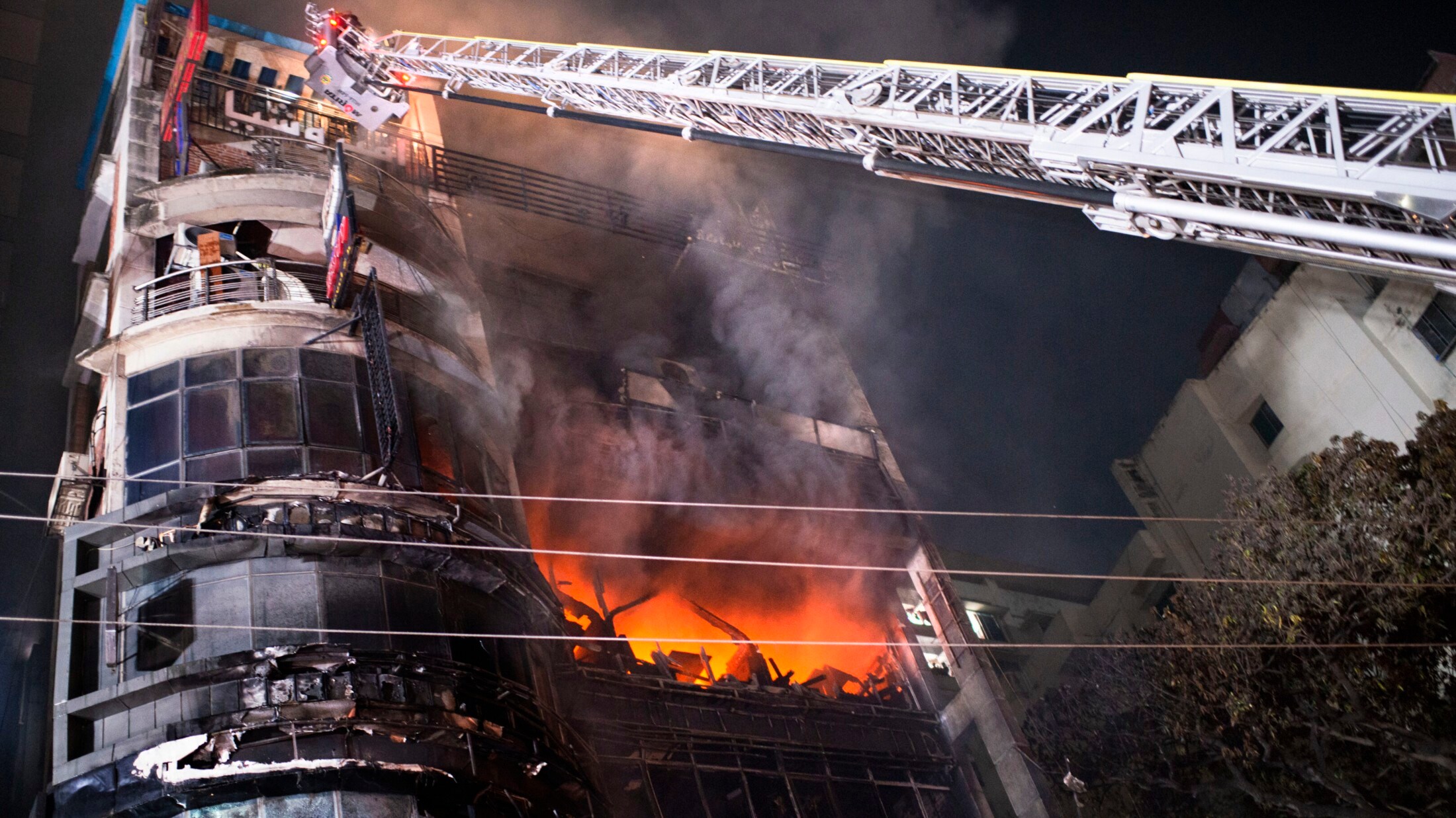 Un enfer de flammes - Des dizaines de morts dans un incendie dans la ...