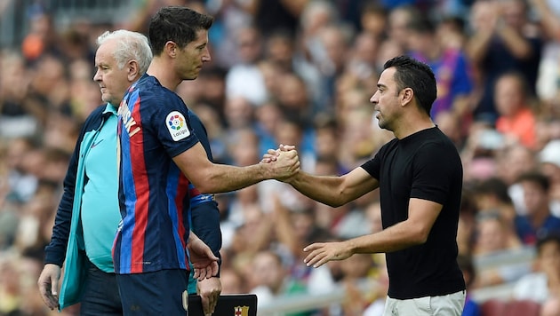 Robert Lewandowski (l.) and Xavi (Bild: APA/AFP/Josep LAGO)