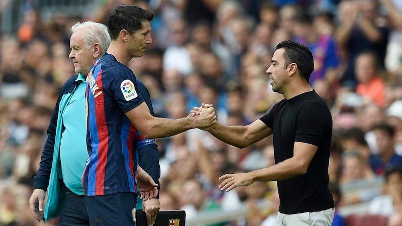 Robert Lewandowski (l.) und Xavi (Bild: APA/AFP/Josep LAGO)