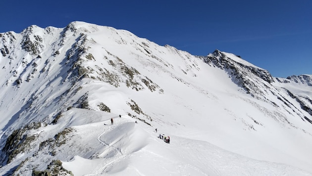Der vielbesuchte Sattel des Kreuzjöchls vom Mitterzeiger betrachtet. Rechts hinten der Gipfelaufbau des Rietzer Grieskogels. (Bild: Peter Freiberger)