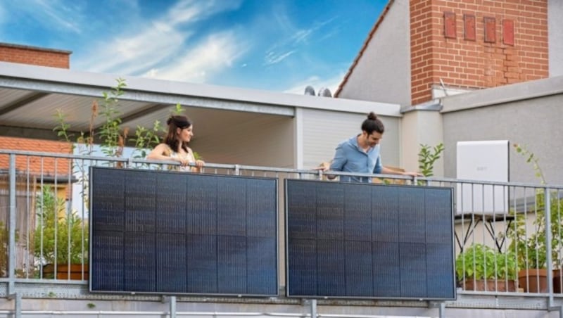 Das Krone- SolMate-Balkonkraftwerk ist im Grunde eine Mini- Photovoltaikanlage mit Speicher, die auf dem Balkon, der Terrasse oder im Garten installiert wird und bis zu 800 Watt-Peak liefern kann. Die Paneele bieten gleichsam einen modernen Sichtschutz und sind einfach in der Handhabe. (Bild: Martin Schneider)