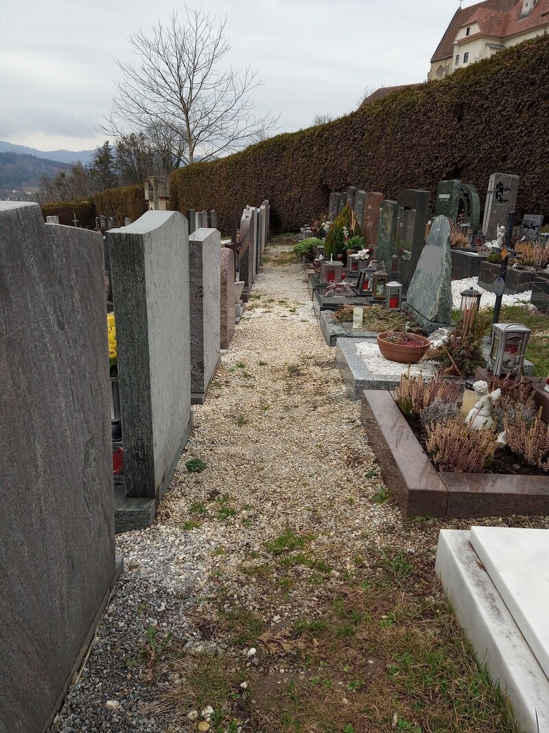 Created gravel path at the urn cemetery (Bild: ZVG)