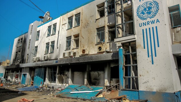 La sede dañada de la UNRWA en la ciudad de Gaza (Bild: APA/AFP)