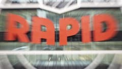 Das Rapid-Logo soll nicht länger mit Homophobie und Sexismus in Verbindung gebracht werden. (Bild: APA/TOBIAS STEINMAURER)