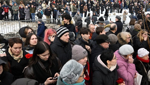 Menschenschlangen vor der Kirche (Bild: AFP)