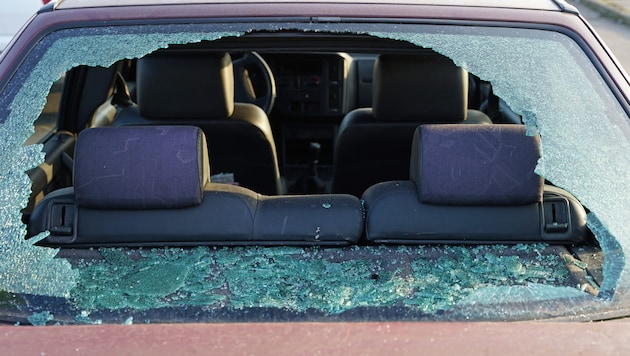 El hombre, de 43 años, habría destrozado un total de cuatro coches con un martillo de emergencia. Las lunas traseras de todos los vehículos quedaron destrozadas (imagen simbólica). (Bild: Milan/stock.adobe.com)