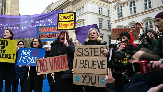 Protests against violence against women were held at Minoritenplatz. (Bild: APA/HELMUT FOHRINGER)