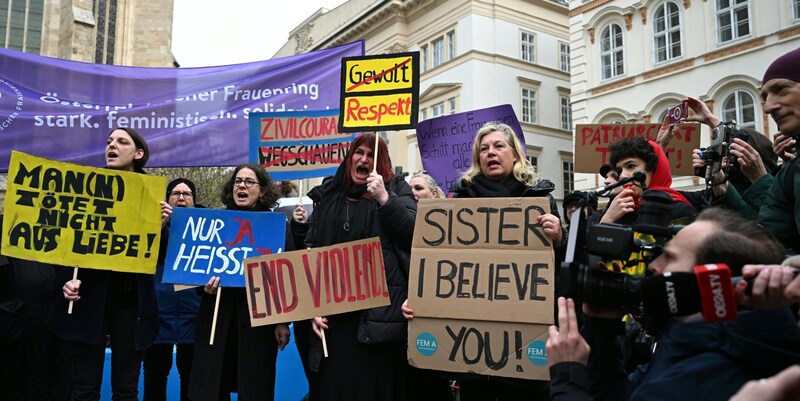 Am Minoritenplatz wurde gegen Gewalt gegen Frauen protestiert. (Bild: APA/HELMUT FOHRINGER)