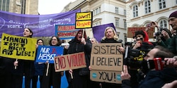 Am  Minoritenplatz wurde gegen Gewalt gegen Frauen protestiert.  (Bild: APA/HELMUT FOHRINGER)