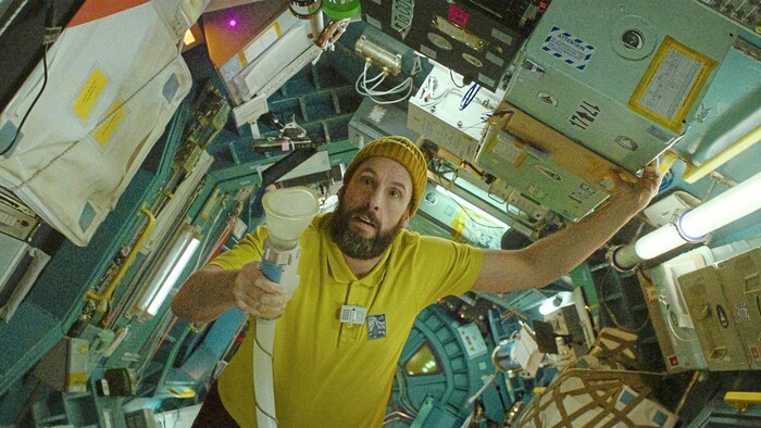 Adam Sandler begibt sich als tschechischer Raumfahrer Jakub Procházka auf Solo-Mission.