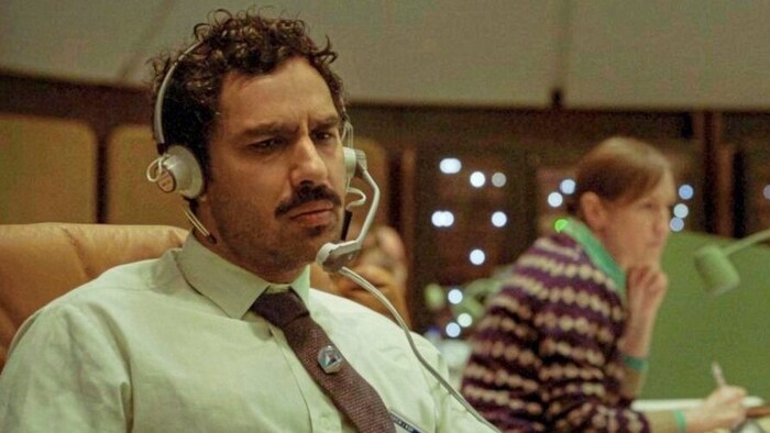 „Big Bang Theory“-Star Kunal Nayyar ist Sandler Verbindungsmann auf der Erde.