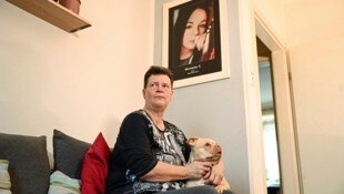 Die 57-Jährige vor einem Bild von Michelle: „Einen geliebten Menschen durch Mord zu verlieren, bedeutet ein fürchterliches Trauma für die Hinterbliebenen.“ (Bild: Markus Wenzel)