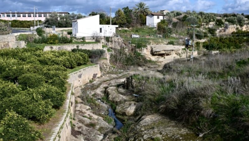 Das Bild zeigt den fast ausgetrockneten Wildbach Cava nahe der Kleinstadt Enna. (Bild: AFP/Alberto Pizzoli)