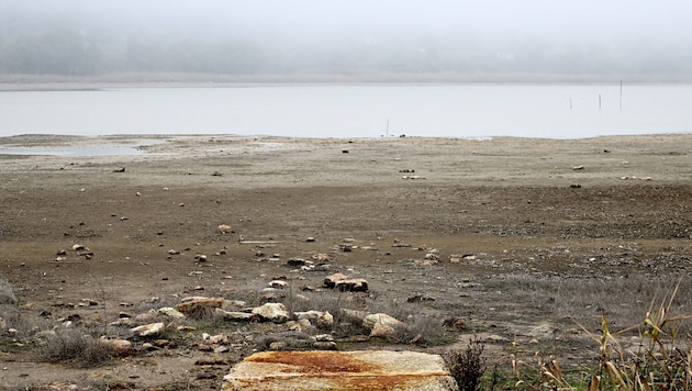 The Mediterranean island of Sicily is facing a severe drought (pictured is the low water level at Lago di Pergusa). (Bild: AFP/Alberto Pizzoli)