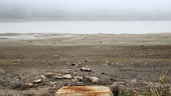 Die Mittelmeerinsel Sizilien ist mit einer schweren Dürre (im Bild der niedrige Wasserstand am Lago di Pergusa) konfrontiert. (Bild: AFP/Alberto Pizzoli)