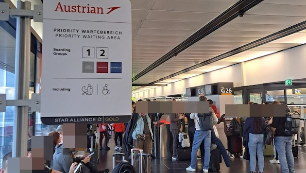Pasajeros frustrados esperan su salida. Numerosos vuelos fueron cancelados, entre ellos el de Marina (30) desde Viena. (Bild: „Krone“-Leserreporter)