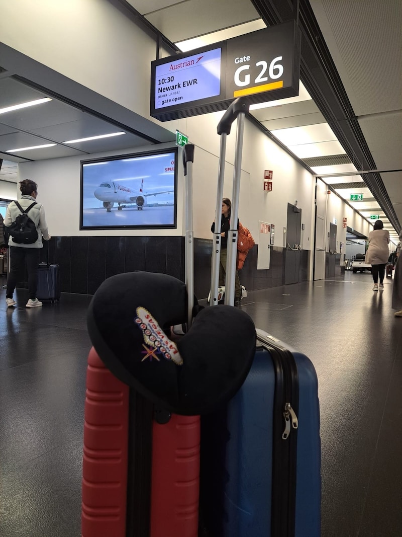 Seit Freitagvormittag warteten Marina und ihr Mann auf ihren Flug nach Newark. Die beiden wollen Urlaub im „Big Apple“ machen. (Bild: „Krone“-Leserreporter)