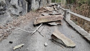 Große Felsbrocken blockieren derzeit die Straße. (Bild: zoom.tirol)