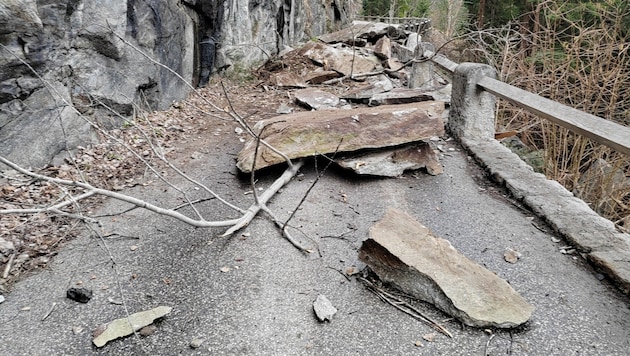 Large boulders are currently blocking the road. (Bild: zoom.tirol)