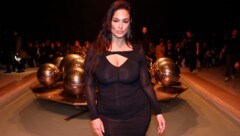 Ashley Graham setzte ihre Kurven bei Isabel Marant perfekt in Szene. (Bild: APA/AFP/Geoffroy VAN DER HASSELT)