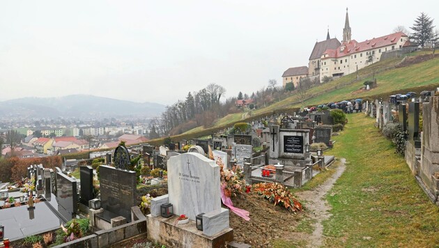 Schlecht ausgebaute Wege erschweren den Besuch am Friedhof (Bild: Christian Jauschowetz)