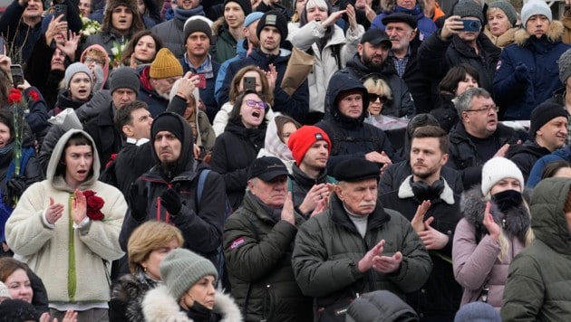 Zum Begräbnis kamen Tausende Menschen. (Bild: AP)