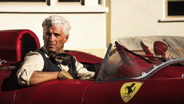 Patrick Dempsey hat ja privat eine Schwäche für schnelle Autos und darf nun auch endlich einen Rennfahrer spielen: Als Piero Taruffi steigt er für Ferrari in den roten Flitzer. (Bild: Neon)
