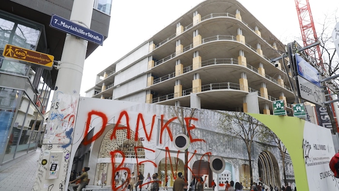 The frustration of the Viennese about the ruined department store is vented on the building ...