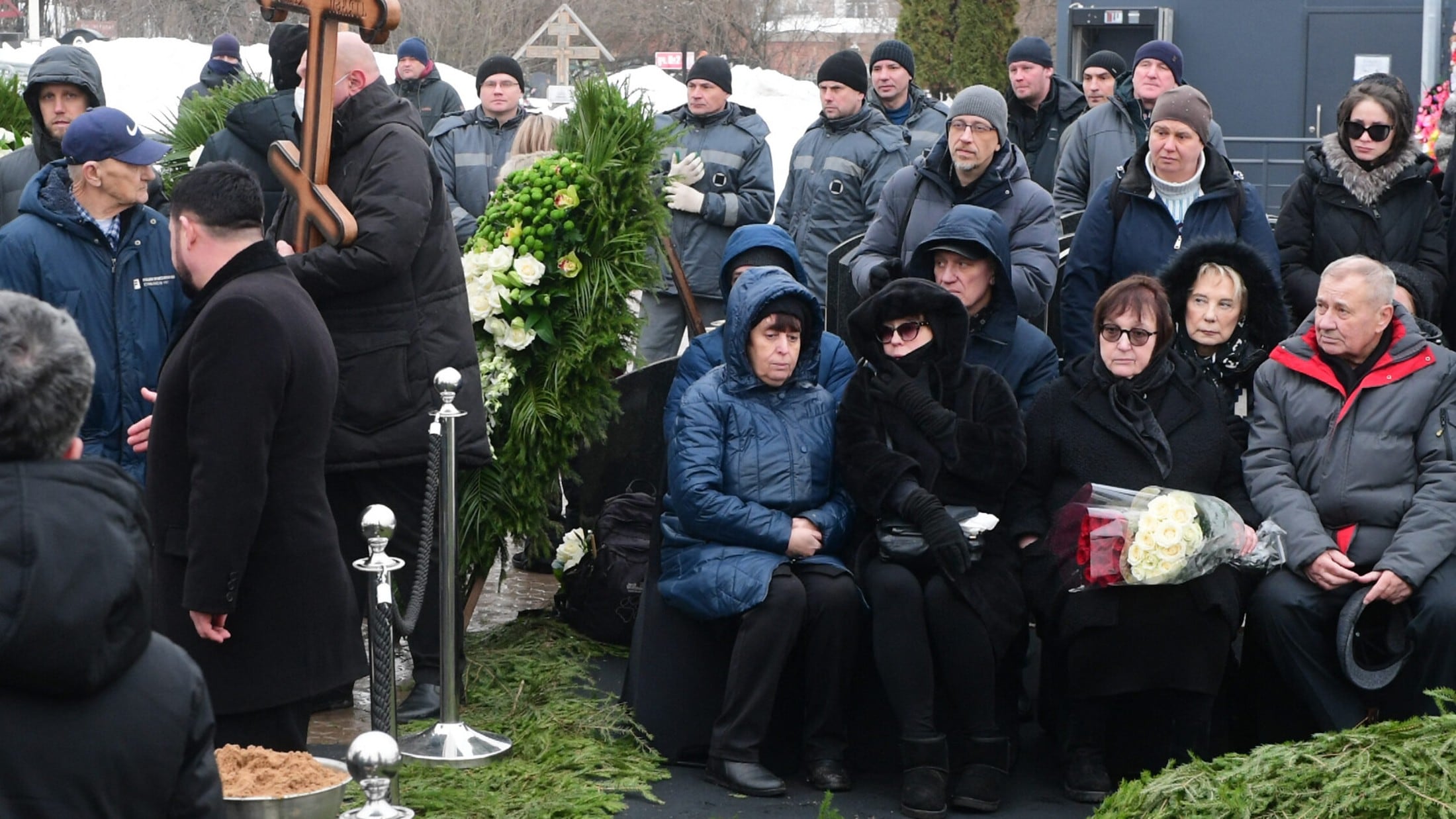 Nawalnys Mutter, Ljudmila Nawalnaja (3. v. re.) und sein Vater Anatoly (re.) beim Begräbnis (Bild: APA/AFP/Olga MALTSEVA)