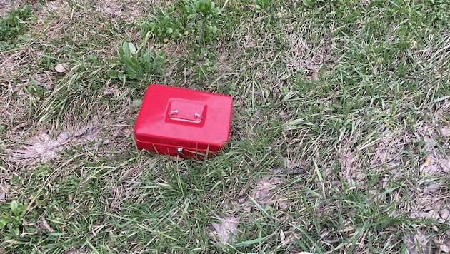 Diese rote Geldkassette sorgt derzeit für Rätselraten. (Bild: Polizei)