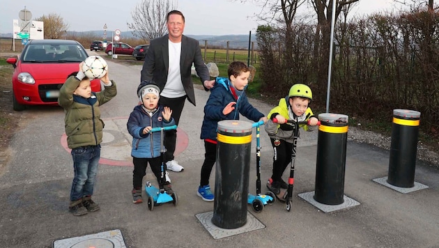 For Mayor Hoffmann, it was the right decision to erect the bollards. The children are also pleased. (Bild: Krone KREATIV/Reinhard Judt)