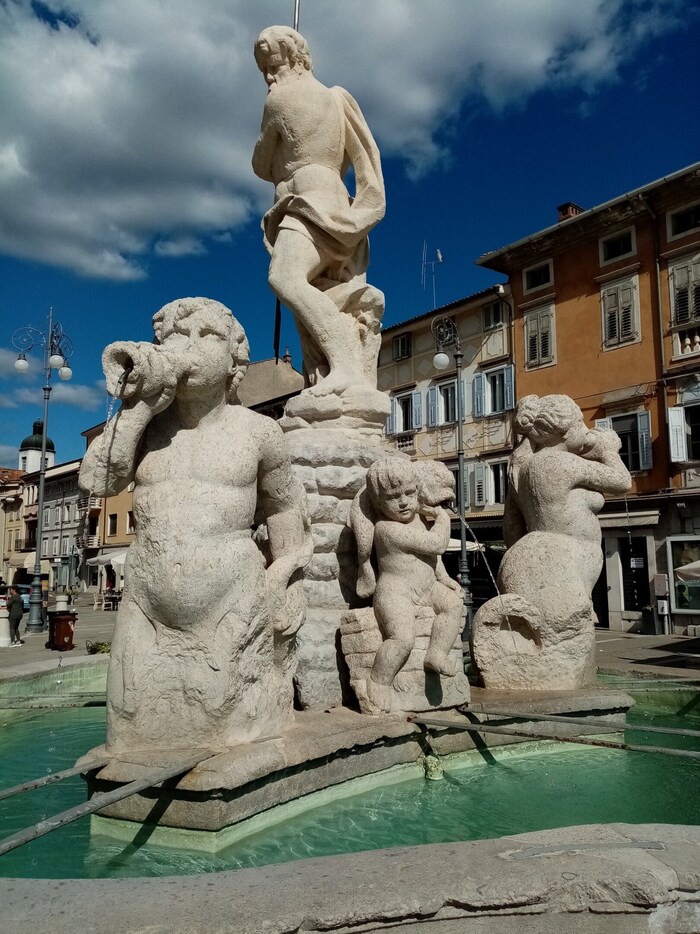 Der Neptunbrunnen wurde nach einem Entwurf von Nicolò Pacassi erbaut: Er plante auch das Palais ...