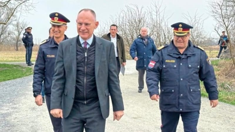 Le directeur de la police régionale Martin Huber, le ministre de l'Intérieur Gerhard Karner et le directeur de la police fédérale Michael Takacs (de g. à dr.) lors d'une inspection locale à Andau. (Bild: Christian Schulter)